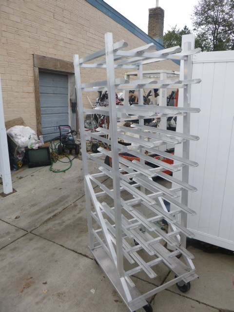lot 200 image: Can Rack