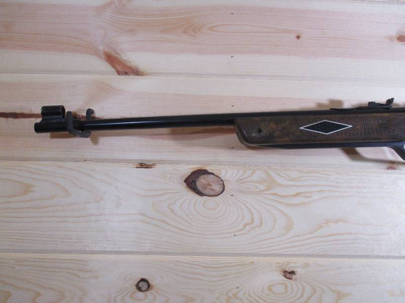 lot 6 image: Daisy Model 880 Pellet Rifle