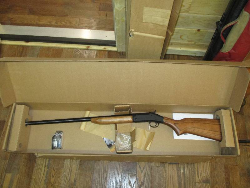 lot 8 image: Harrington and Richardson Model SB1 Pardner single shot shotgun