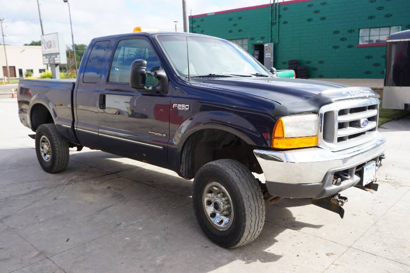 lot 1 image: 1999 Ford F-250 XLT Super Duty 4 x 4 Pickup Truck Plow Truck