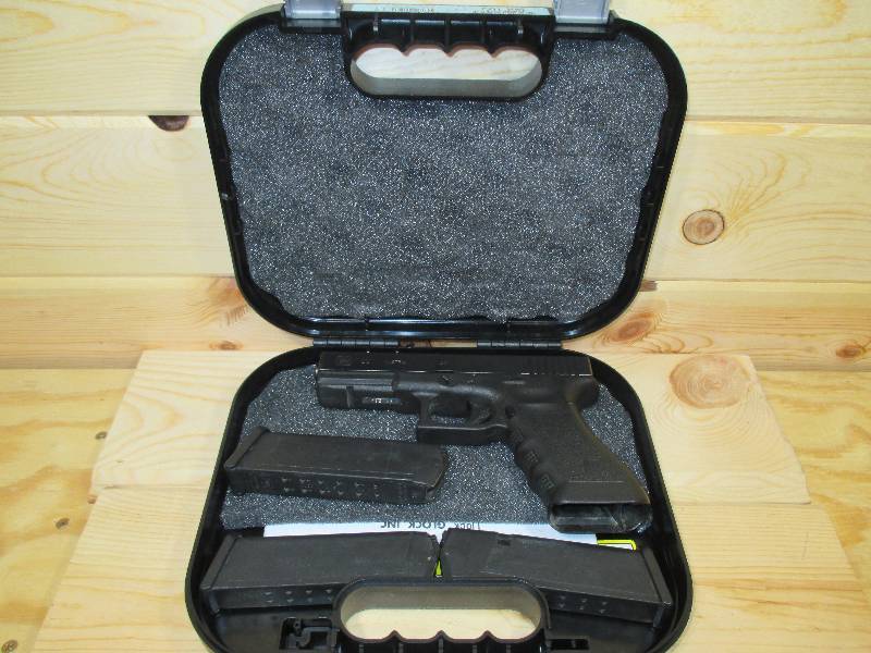 lot 8 image: Glock G22 Gen 3 Semi-auto Pistol