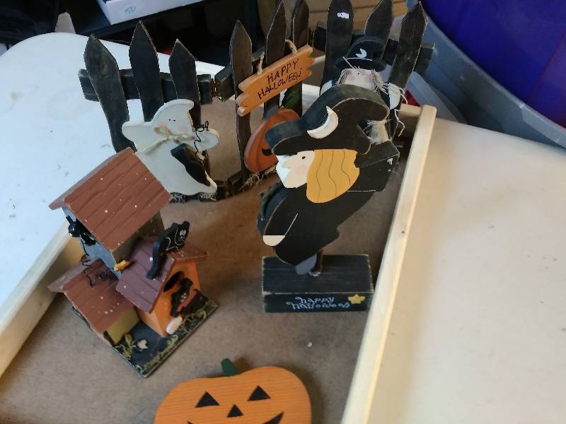 lot 8 image: Halloween