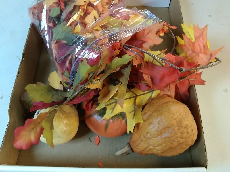 lot 11 image: Fall Dcor