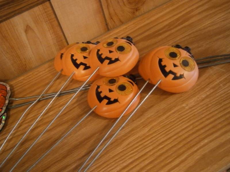 (17) Driveway Stake Decorations