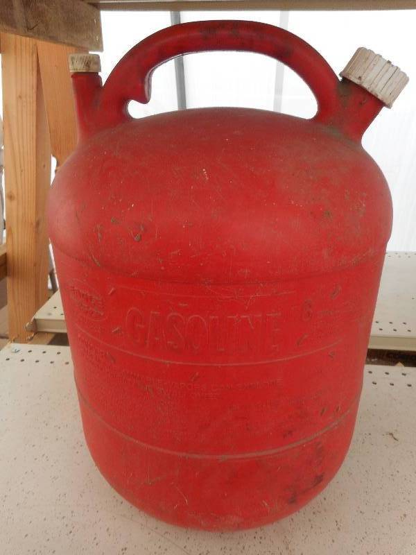 lot 5 image: HEAVY DUTY EAGLE GAS CAN