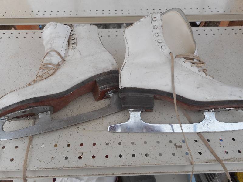 lot 7 image: HYDE LEATHER ICE SKATES