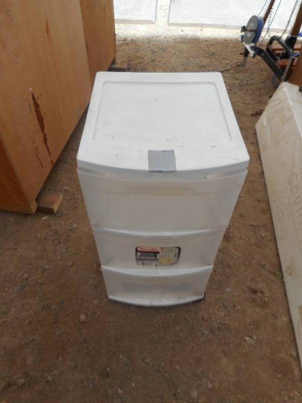 lot 8 image: 3 DRAWER STORAGE CABNET