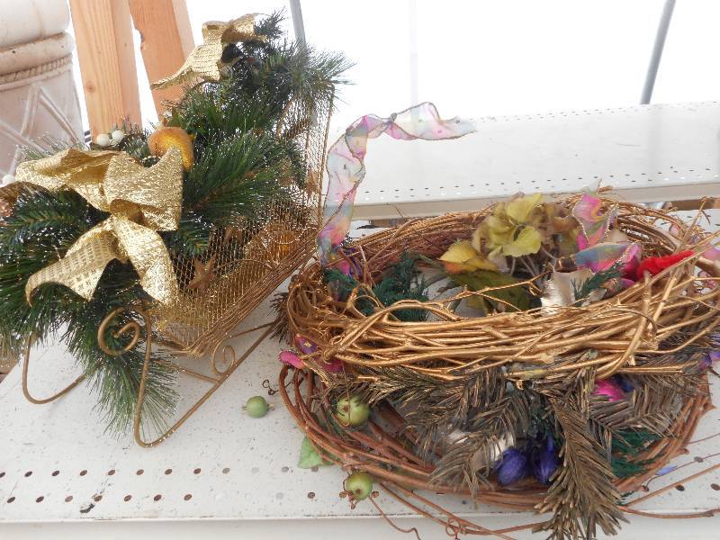lot 38 image: CHRISTMAS DECOR