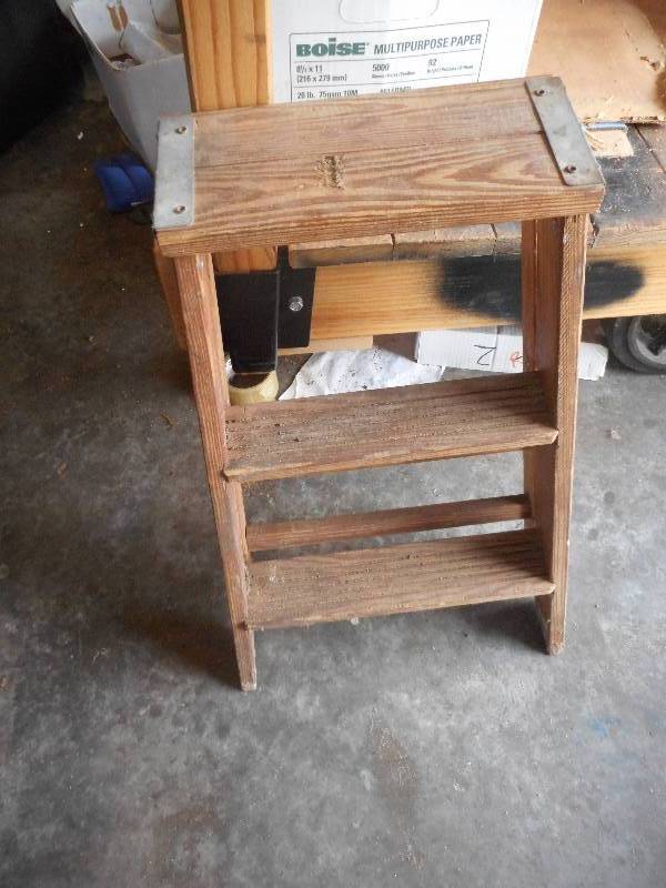 lot 53 image: 2 STEP WOODEN LADDE4R