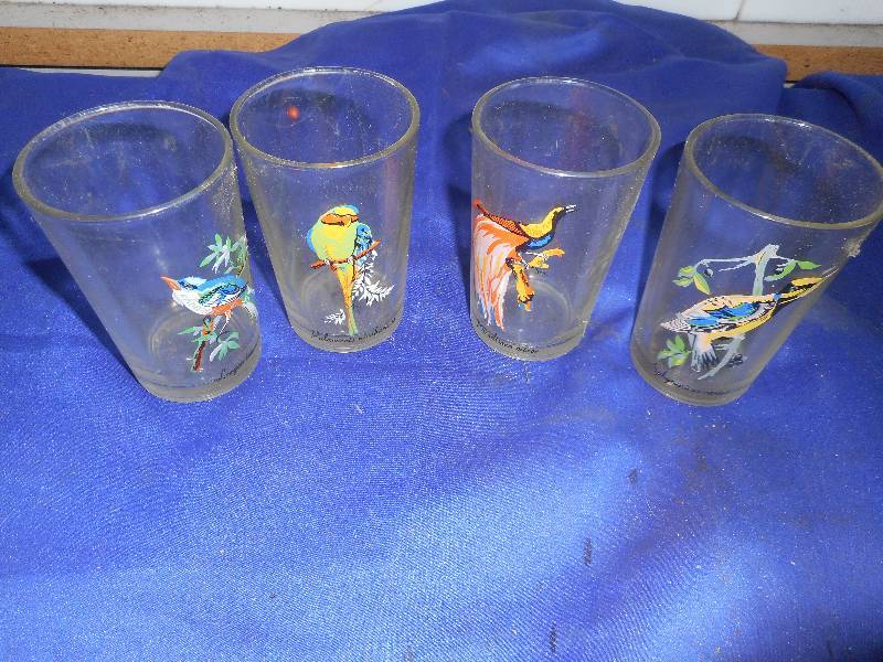 lot 78 image: SET OF 4 VINTAGE GLASSES
