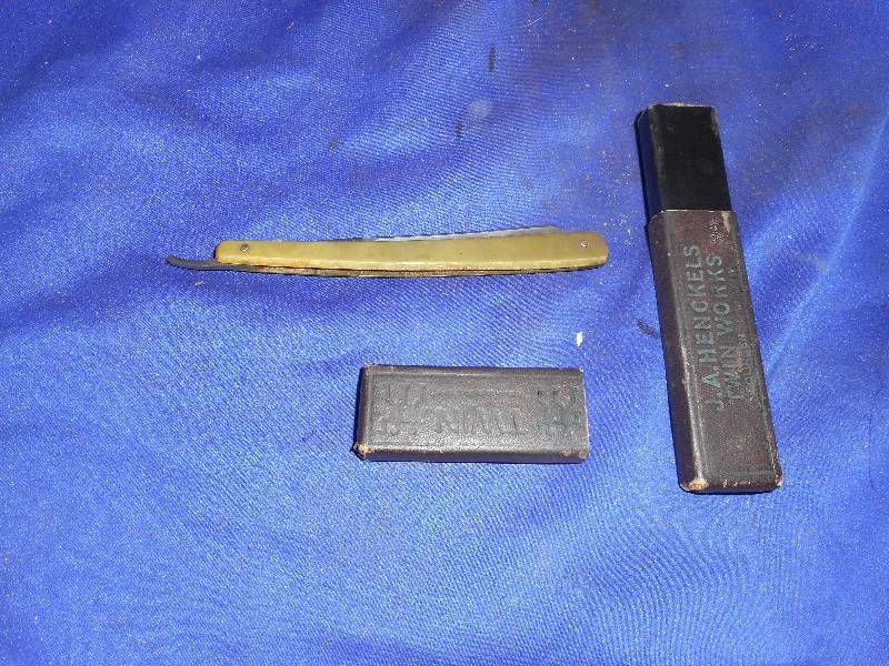 lot 81 image: ANTIQUE TWIN WORKS SOLINGER STRAIGHT EDGE RAZOR
