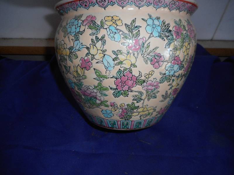lot 87 image: TEXTURED FLOWER POT
