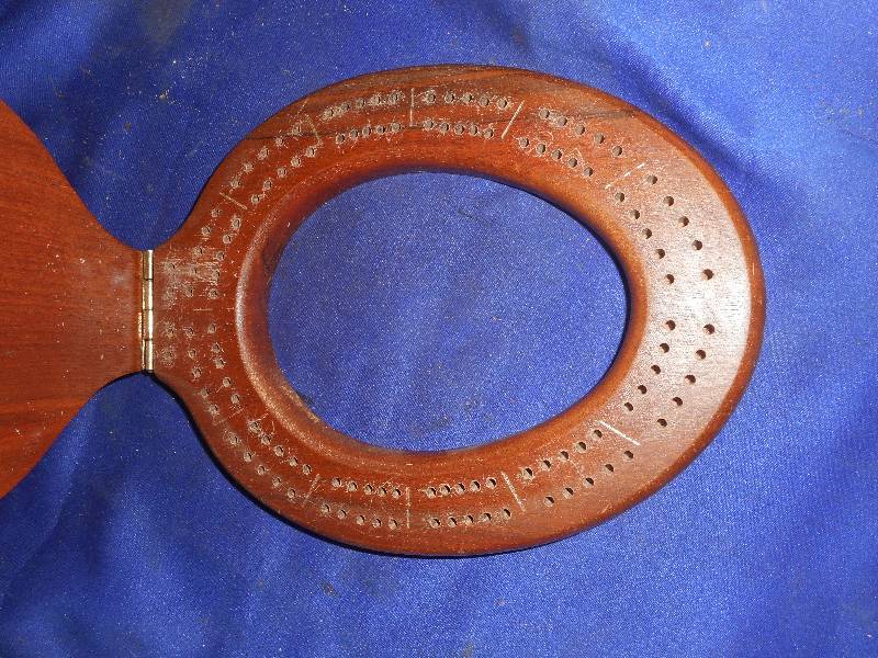 lot 103 image: VINTAGE TOILET BOWL CRIBBAGE BOARD