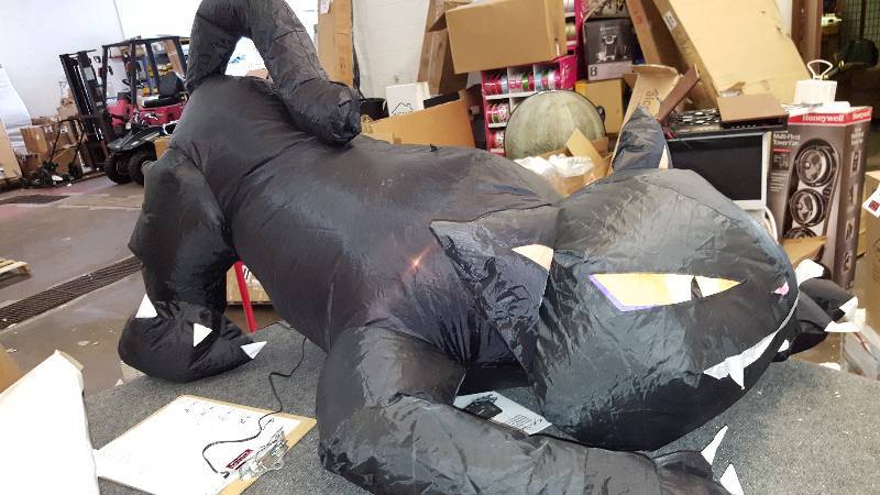 lot 4 image: 4 Inflatable Pouncing Black Cat