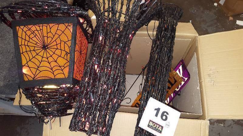 lot 16 image: 5 Spooky Lighted Lamppost