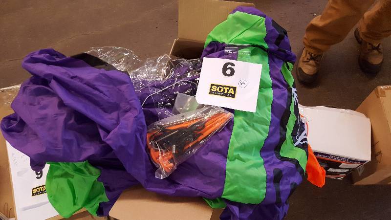 lot 6 image: Inflatable Haunted Clock