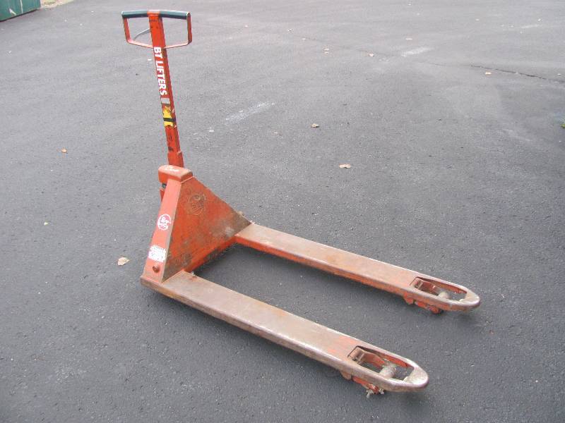 lot 1 image: Pallet Jack