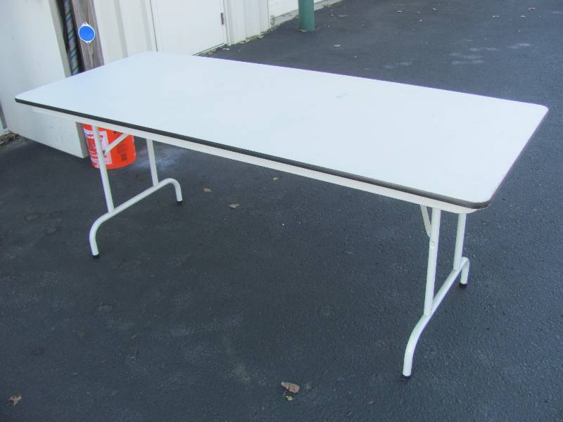 lot 18 image: Folding Tables
