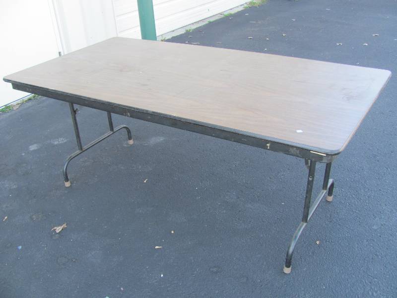 lot 19 image: Folding Tables