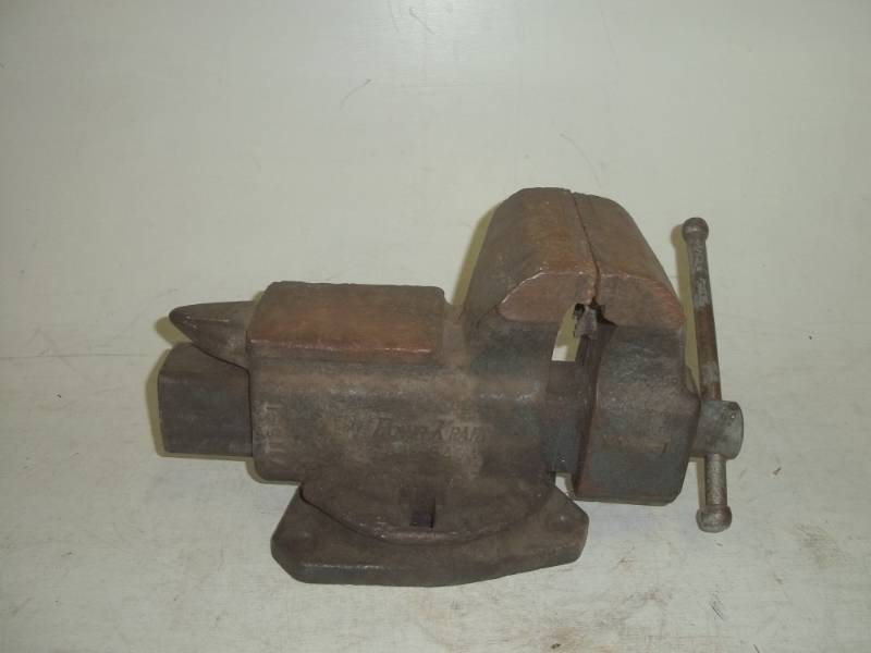 lot 5 image: Milwaukee tools and equipment large vise