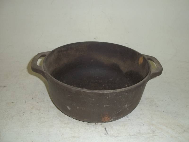 lot 34 image: Cast iron kettle no lid 10