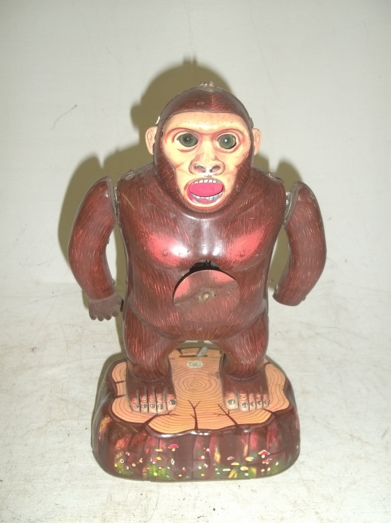 lot 38 image: Very cool Vintage Modern Toys gorilla battery powered 10 high