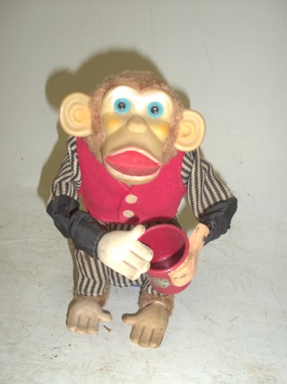 lot 39 image: Cragstan Industries tin toy monkey battery operated 9