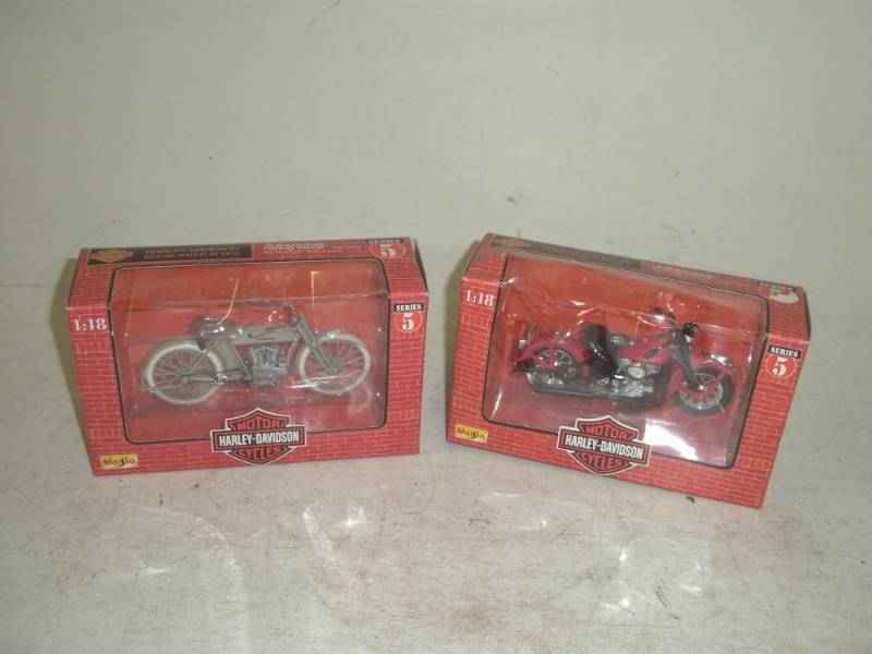 lot 42 image: Maisto Miniature Harley Davidson motorcycles 1x 19