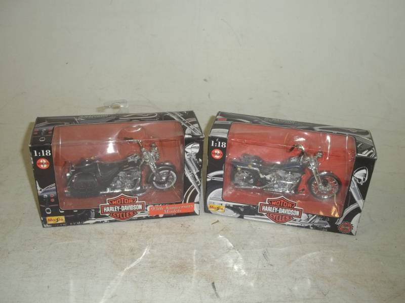 lot 43 image: Maisto Miniature Harley Davidson motorcycles 1x 19