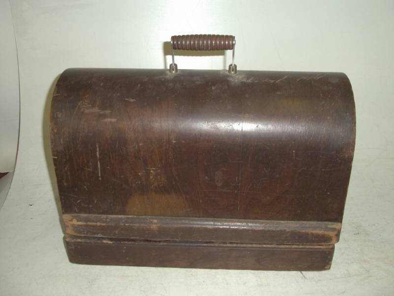 lot 47 image: Vintage Singer sewing machine with case no key