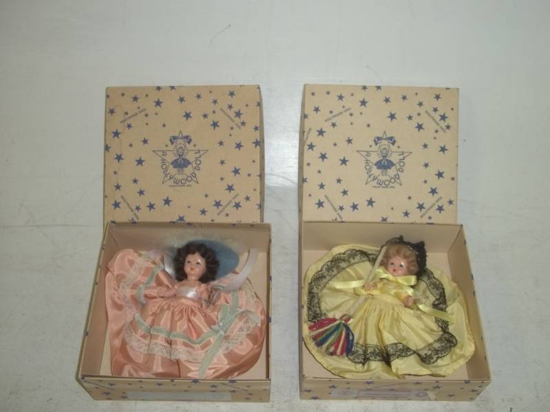 lot 50 image: 1940s 6 Hollywood dolls box with paperwork