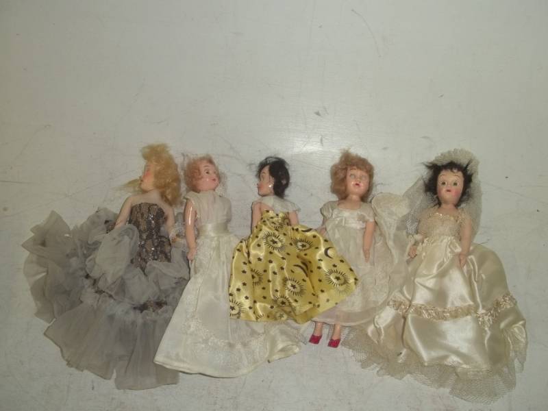 lot 53 image: 5 vintage 7 dolls