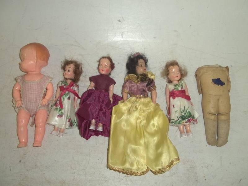 lot 54 image: 6 vintage 7 dolls