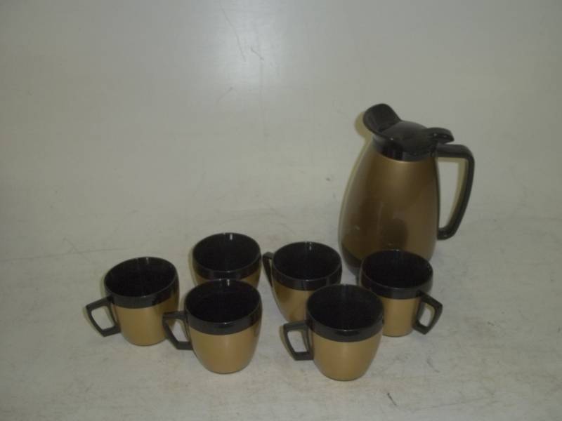 lot 56 image: Vintage thermal serve coffee pitcher and 6 cups