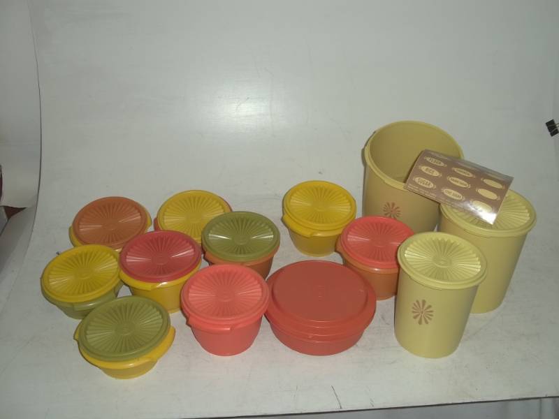 lot 58 image: 10 plus vintage tupperwares assorted sizes