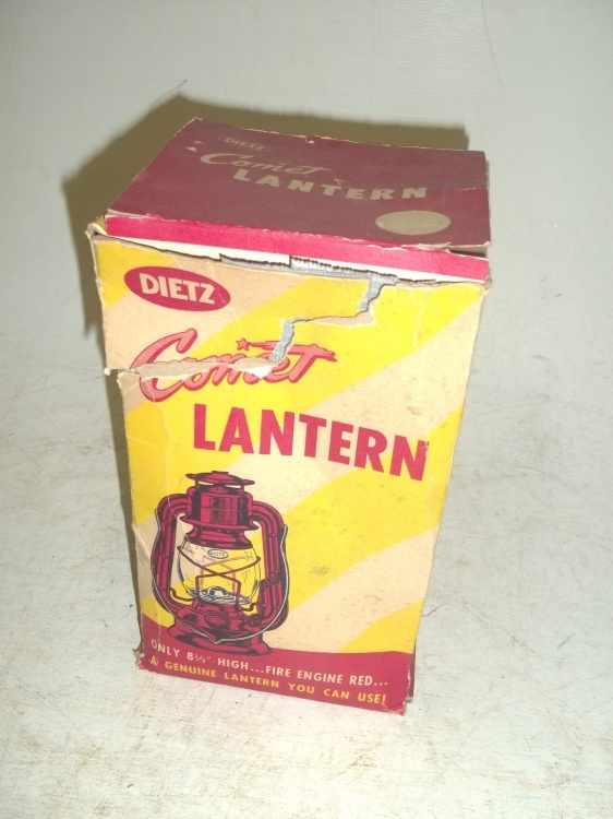 lot 63 image: Dietz Comet lantern with original box