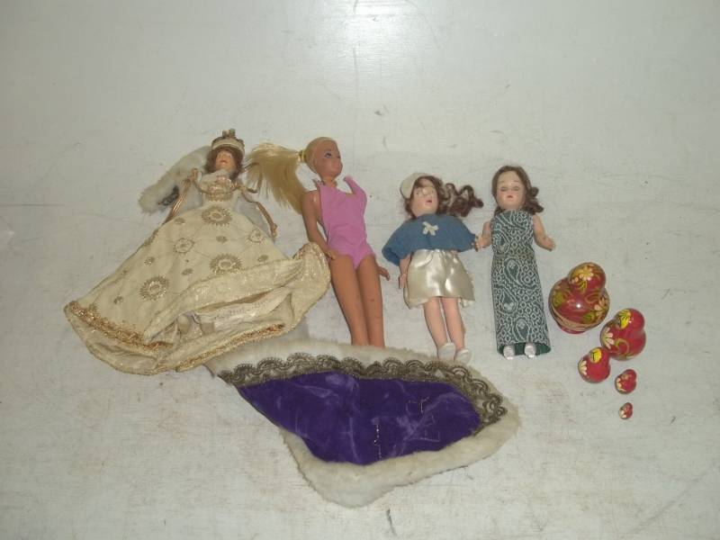 lot 70 image: Barbie and other vintage dolls also authentic Russian nesting dolls