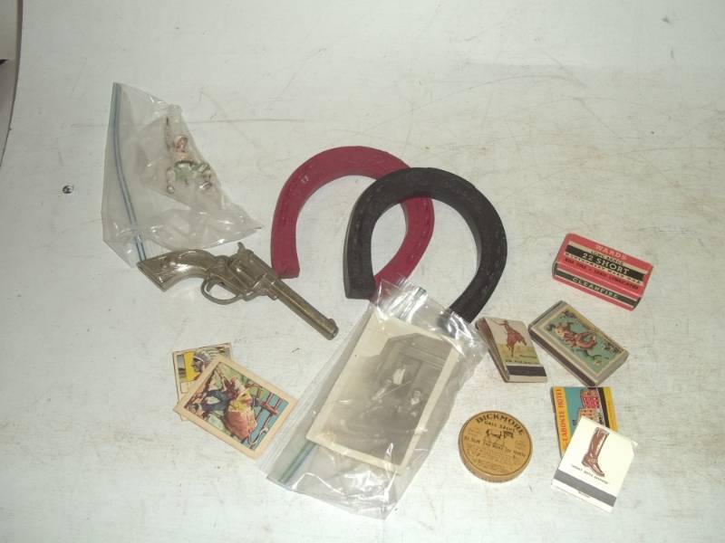 lot 72 image: Vintage misc. western toys, cap gun, Roy Rogers horse shoes and matchbooks