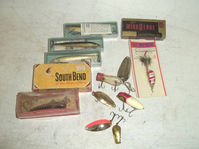 lot 73 image: 10 plus vintage lures including 3 old Rapalas still in box
