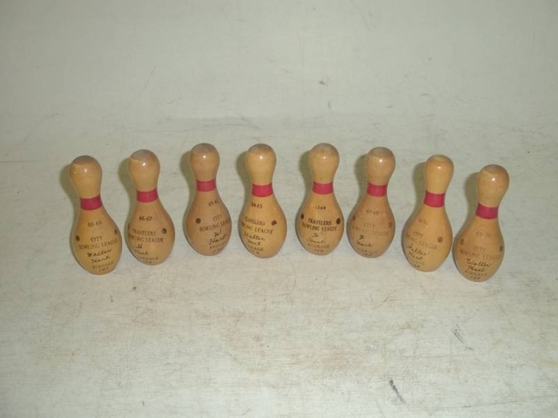 lot 76 image: Rare 1960s miniature bowling pin trophies 8 total