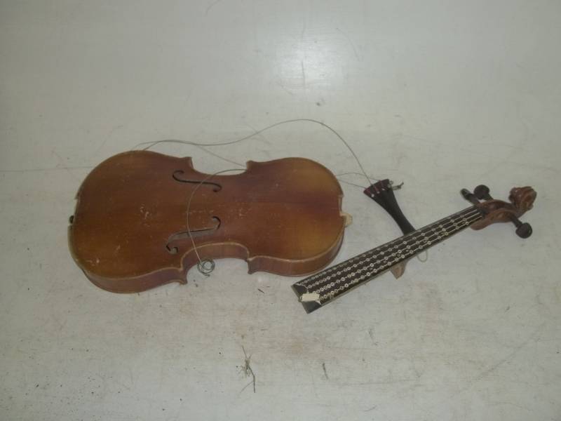 lot 83 image: Broken vintage violin for parts or repair