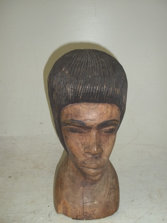 lot 86 image: wood carved hand made Polynesian statue 12 tall