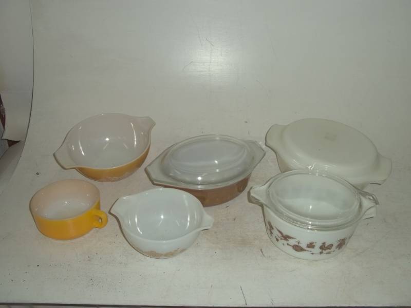 lot 87 image: Group of Pyrex casserole dishes 3 with covers