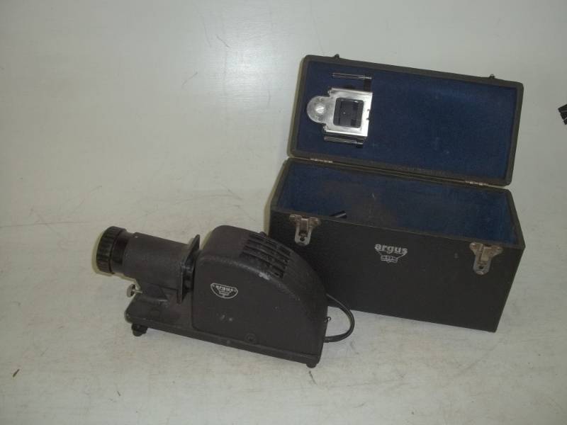 lot 93 image: Very clean vintage argus slide projector