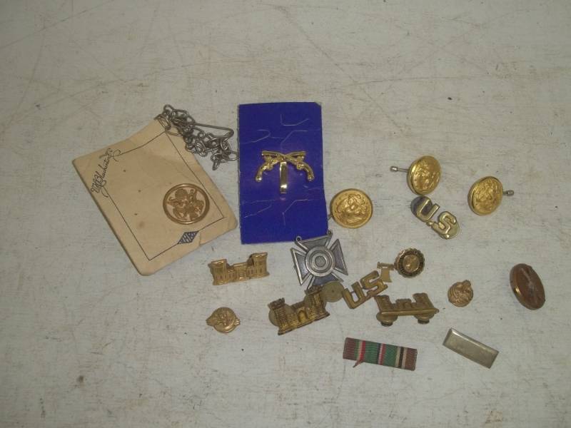 lot 98 image: Military pins
