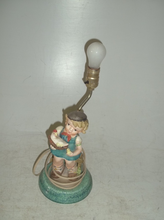 lot 102 image: Vintage bed stand figurine lamp good condition