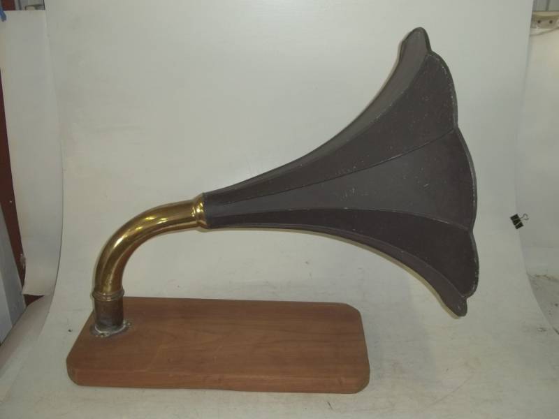 lot 104 image: Vintage Edison phone horn speaker 20 bell