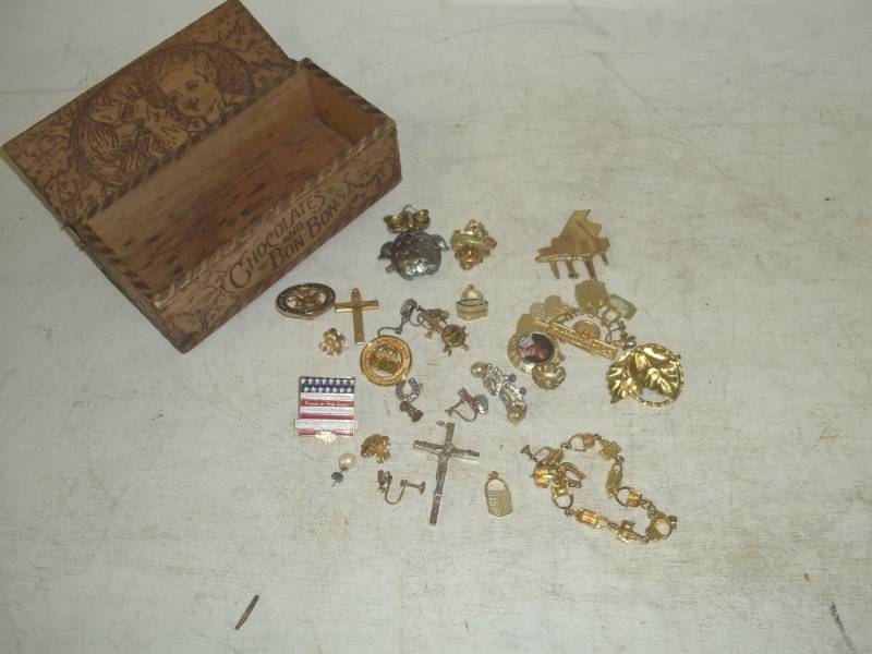 lot 110 image: Miscellaneous vintage pins and broaches many that are Longaberger