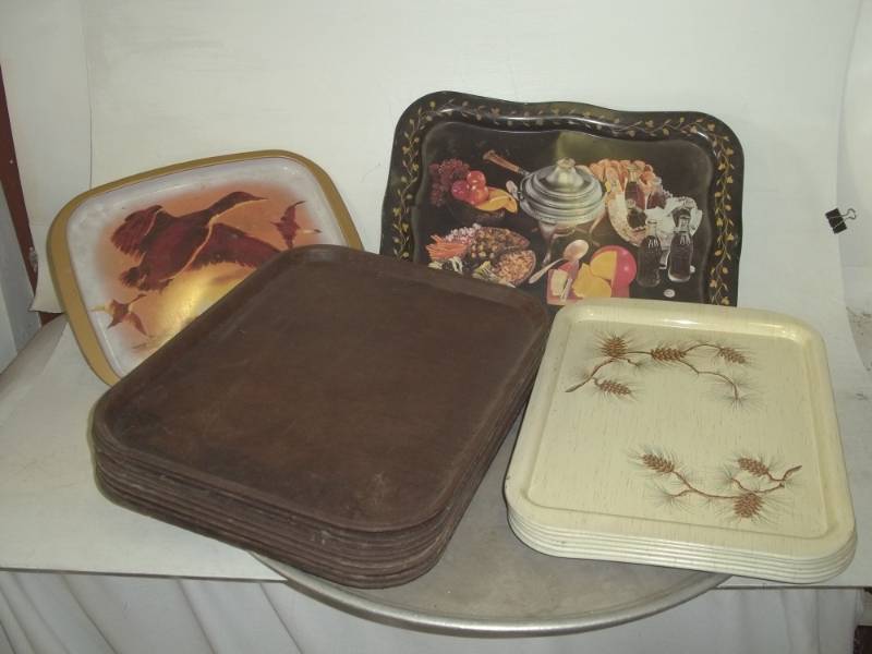 lot 117 image: Variety of vintage trays
