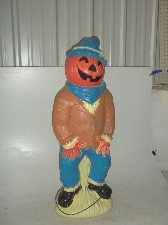 lot 127 image: Vintage pumkinhead scarecrow yard display